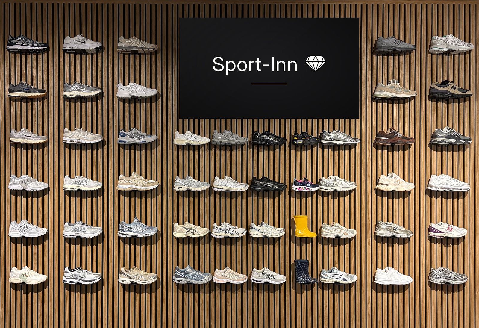 Het interieur van Sport-Inn in Bussum: de sneakerwand na de verbouwing
